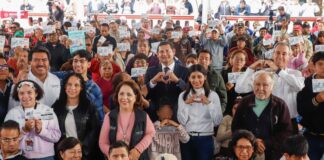 Armenta entrega tarjetas del Bienestar a personas con discapacidad