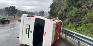 Ocurren dos accidentes por piso mojado en la México-Puebla