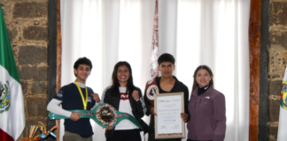 Bety Sánchez y “La Bonita” entregan reconocimiento a joven pugilista zacateco