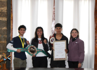 Bety Sánchez y “La Bonita” entregan reconocimiento a joven pugilista zacateco
