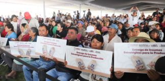 Entregan apoyos comunitarios y agrícolas en Tecamachalco