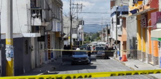 Hombre es asesinado a balazos mientras conducía en Tecamachalco