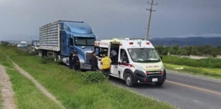 Tráiler choca contra ambulancia en la Tehuacán-Orizaba