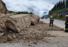 Derrumbe bloquea dos carriles en bulevar Las Torres