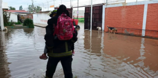 Rescatan a 60 personas tras inundación en primaria de Coronango