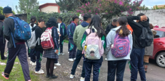 Bloquean entrada a estudiantes en protesta contra maestros en Santa Catarina