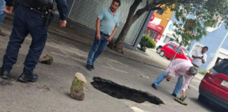 Socavón en El Carmen atrapa camioneta