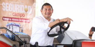 Armenta entrega 27 módulos de maquinaria agrícola en Puebla