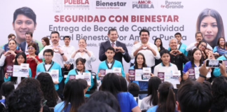 Armenta entrega 79 mil Becas de Conectividad para estudiantes poblanos