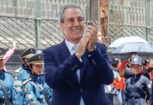 Pepe Chedraui encabeza exhibición de bandas de guerra junto a Catedral