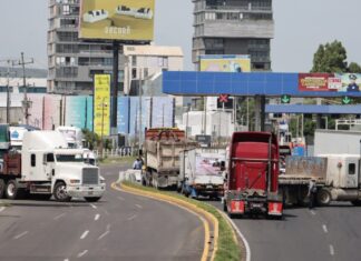 Transportistas levantan bloqueos en Puebla tras diálogo con gobierno