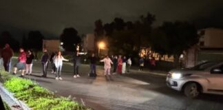 Vecinos cierran bulevar Carmelitas en protesta por fallas eléctricas