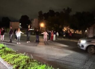 Vecinos cierran bulevar Carmelitas en protesta por fallas eléctricas