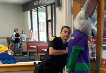 Arrestan a empleado disfrazado de Chuck E. Cheese por fraude