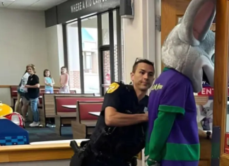 Arrestan a empleado disfrazado de Chuck E. Cheese por fraude