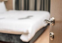 Puebla prohibirá que menores se alojen sin permiso de padres en hoteles y moteles