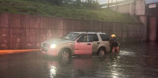 Fuerte lluvia causa inundaciones en la zona metropolitana de Puebla