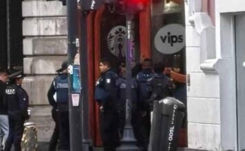 Hombre entra a baño de Starbucks en Puebla y se queda atrapado toda la noche