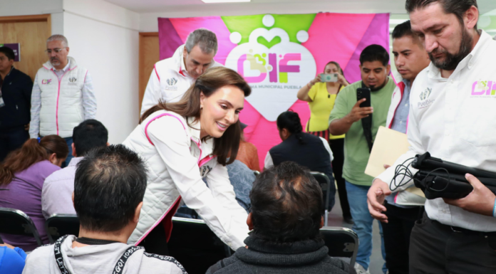 MariElise Budib entrega bastones guía a personas con discapacidad visual