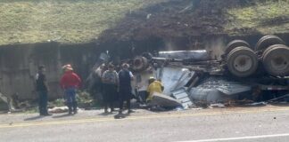 Cierre total en la México-Tuxpan por aparatosa volcadura de tráiler