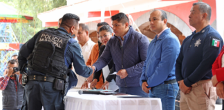 Cuautlancingo entrega seguros y bonos a policías municipales