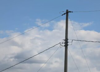 Atlixco electrifica a Lomas de Ixtepec con 110 postes de luz