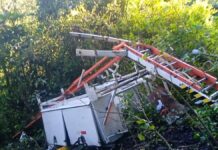 Unidad de CFE sufre volcadura y cae a barranco