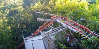 Unidad de CFE sufre volcadura y cae a barranco