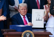 Trump firma su ley fiscal en el Día de la Independencia de EU