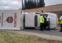 Vuelca ambulancia con seis personas a bordo en Periférico Ecológico