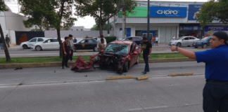 Hombre queda prensado tras choque contra árbol en la 11 Sur