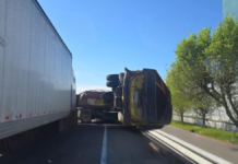 Tráiler cargado con arena vuelca en la México-Puebla
