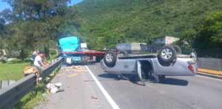 Impacto entre tráiler y camioneta causa cierre en la Puebla-Orizaba