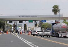 Con moto sin placas asaltan a cajera en caseta de Tehuacán