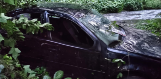 Vehículo cae a barranco en la Teziutlán–Nautla; conductor ileso