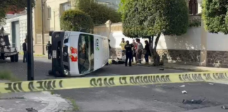 Tres lesionados tras volcadura de combi en el Centro Histórico