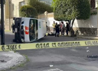 Tres lesionados tras volcadura de combi en el Centro Histórico