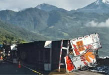 Tráiler vuelca en la autopista Puebla-Orizaba