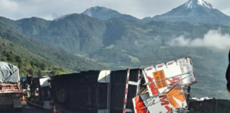 Tráiler vuelca en la autopista Puebla-Orizaba