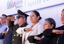 Lupita Cuautle reconoce a adultos mayores en ceremonia cívica de agosto