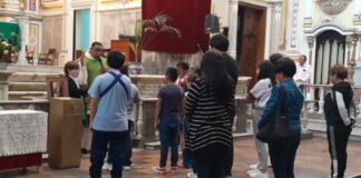 Poblanos acuden a bendición de mochilas para el regreso a clases