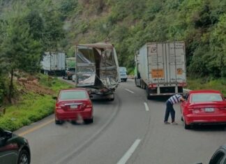 Tractocamiones y camioneta detienen la Puebla-Orizaba tras accidente