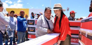 Liz Sánchez entrega 343 calentadores solares en Texmelucan