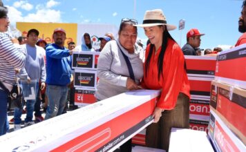 Liz Sánchez entrega 343 calentadores solares en Texmelucan