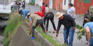 Omar Muñoz realiza faena comunitaria en la calle Xalatla