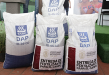 Omar Muñoz entrega fertilizante y tinacos en Cuautlancingo