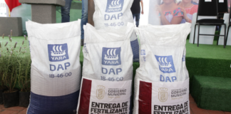 Omar Muñoz entrega fertilizante y tinacos en Cuautlancingo