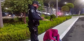 Policía Auxiliar evita suicidio en puente peatonal de Puebla