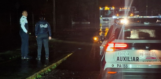 Policía Auxiliar apoya a poblanos y estudiantes tras fuertes lluvias