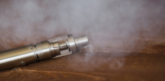 Singapur impone prisión y latigazos a proveedores de vapeadores